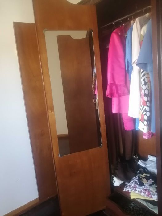 Roupeiro Vintage de 4 portas, com espelho e gavetas