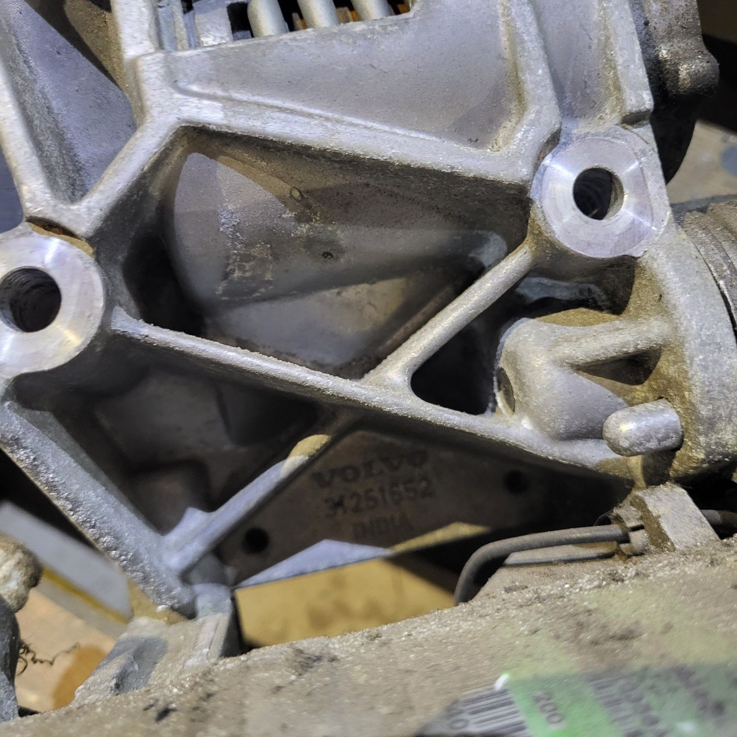 Mocowanie wspornik alternatora i kompresora Volvo S60 2,5 turbo