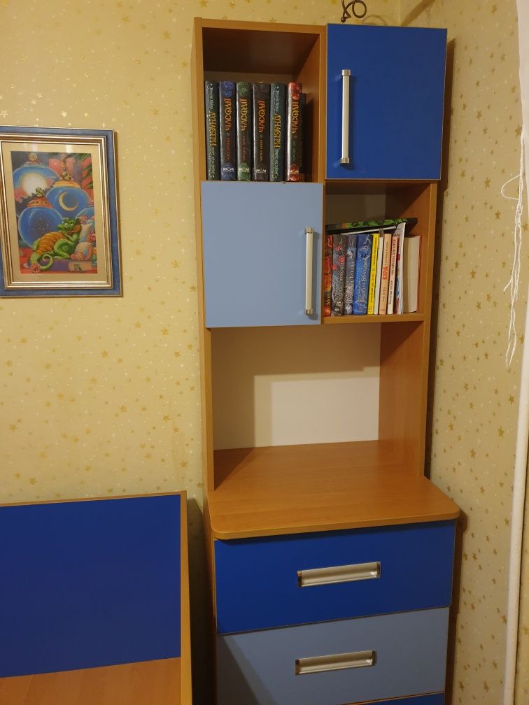 Дитяча спальня, дитячі ліжка, шафа, комод.