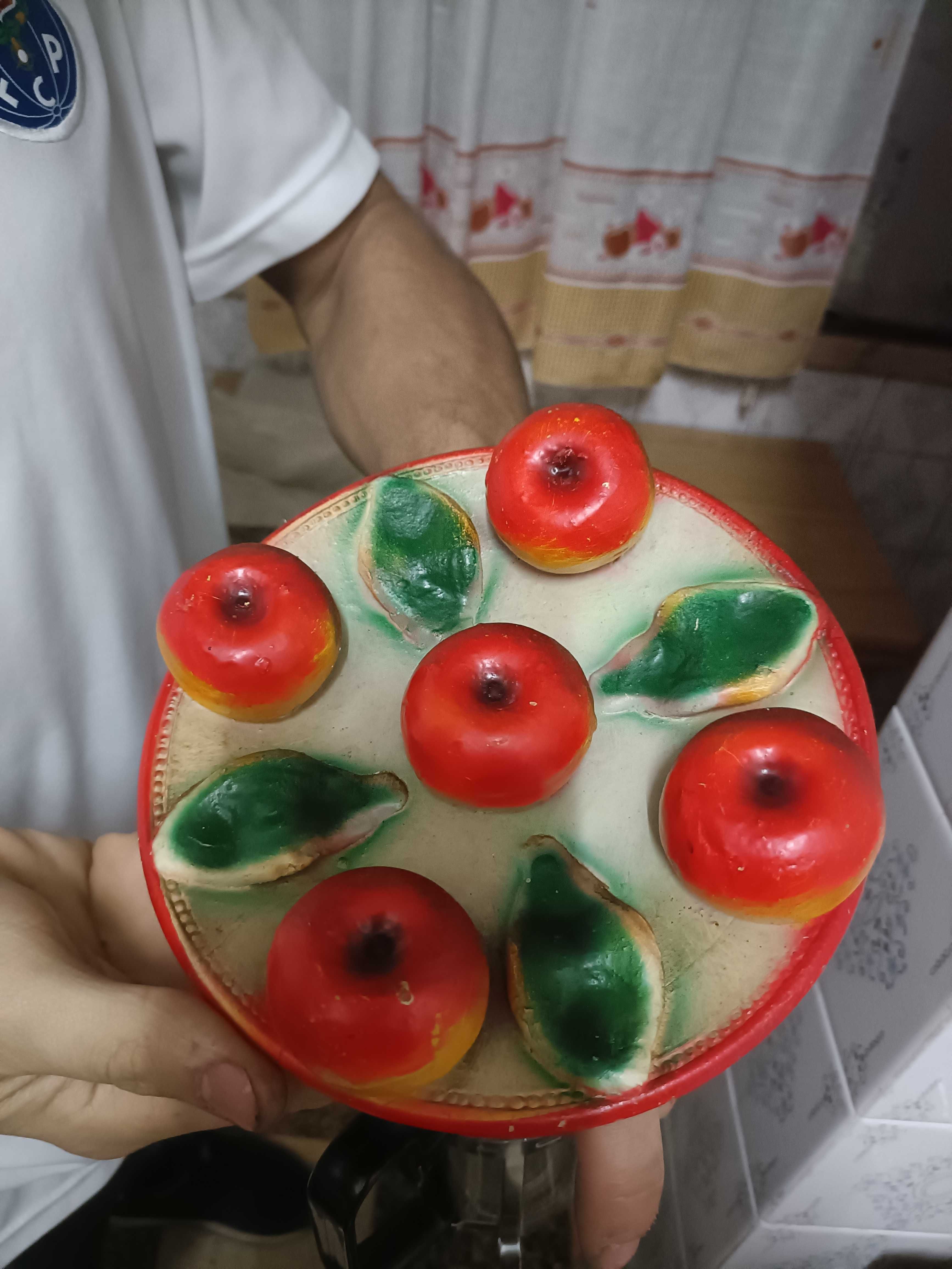 Vendo prato com frutos em faiança das Caldas em Portugal