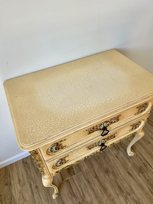 Тумбочка у венеціанському стилі