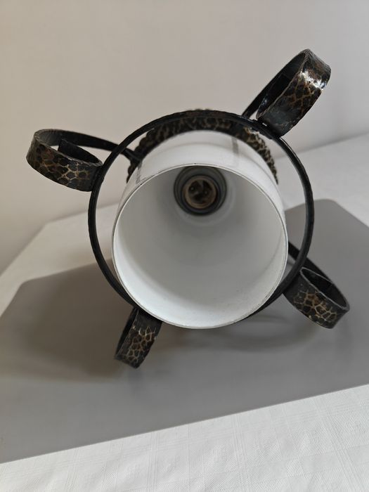 Lampa wisząca metaloplastyka z białym kloszem