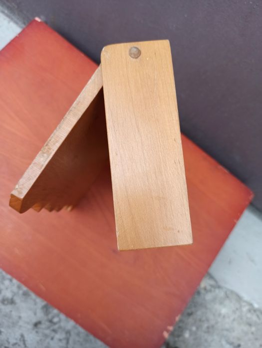 Drewniana zawieszka na klucze z motywem ludowym