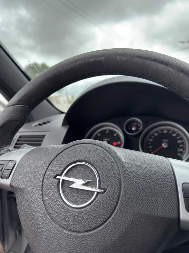 Opel astra GTC.
