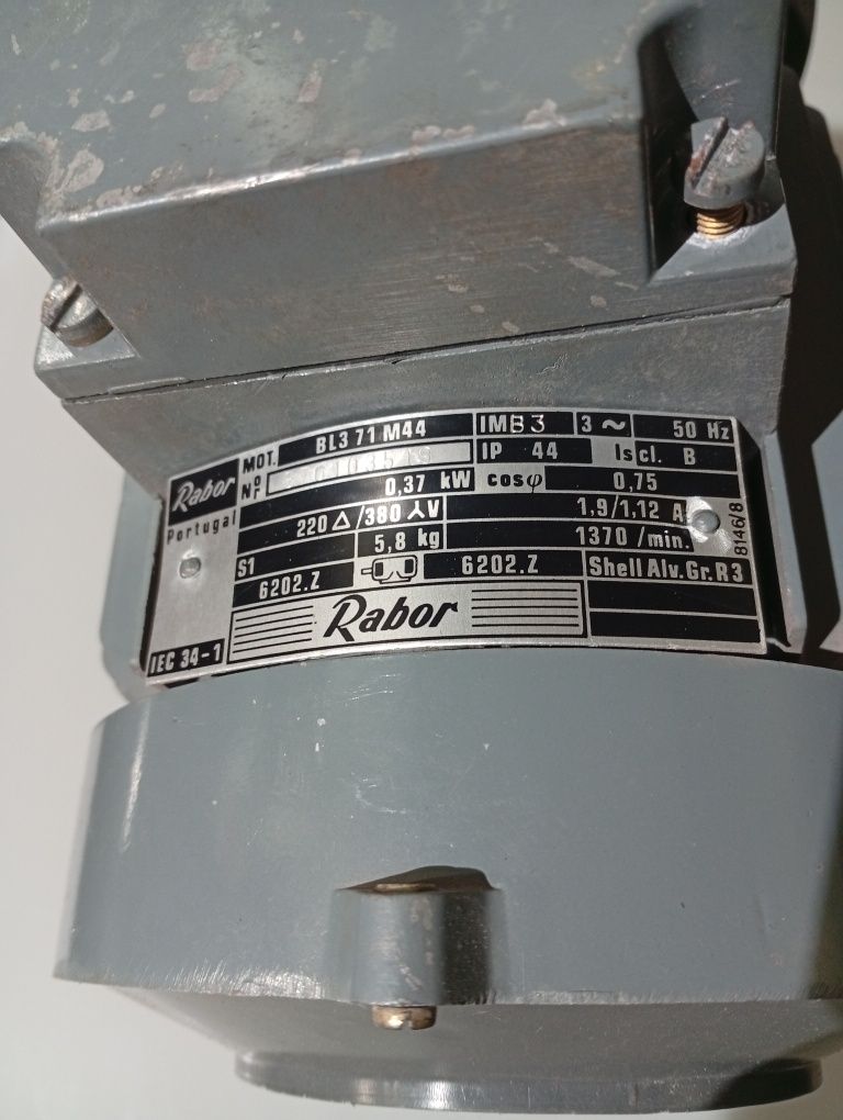 Motor trifásico com polia e base com esticador