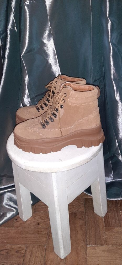 Botas camel da marca Bata