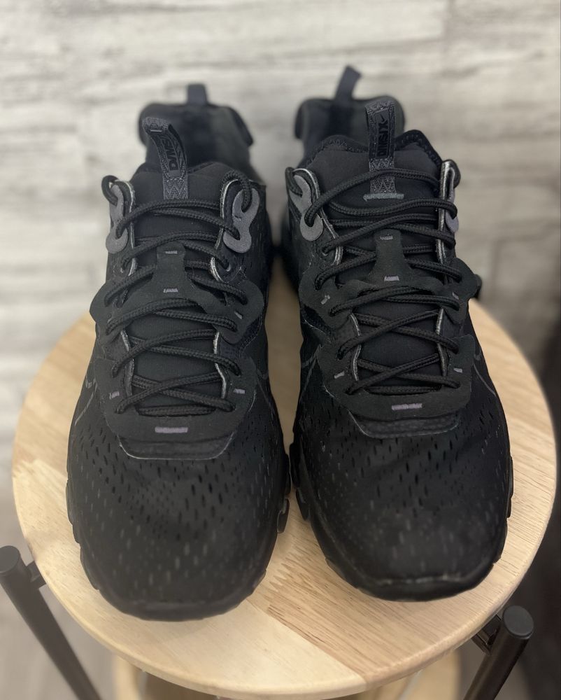 Кроссовки Nike.