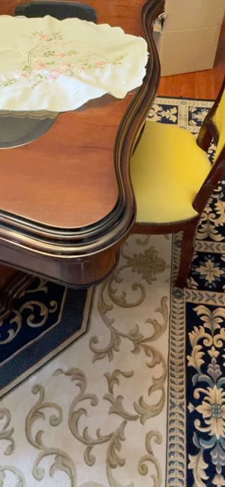 Mesa de jantar em madeira nobre/clássica e cadeiras