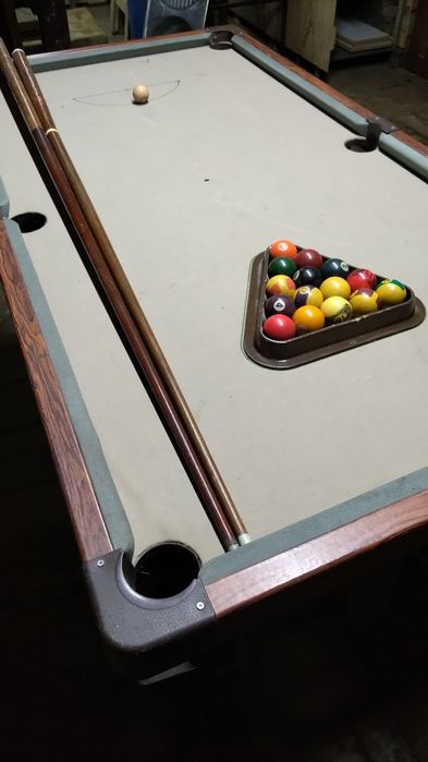 Pequena mesa de bilhar