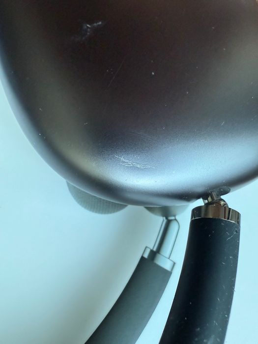 Uszkodzone AirPods Max Apple