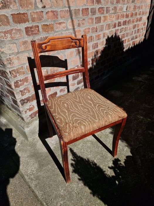 Krzesło PRL rzeźbione drewniane do odrestaurowania