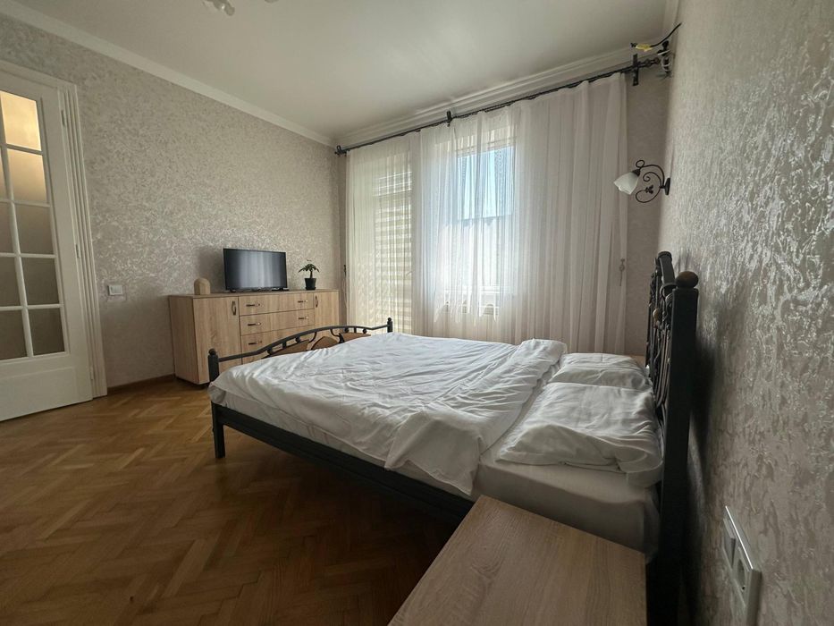 Продаж 3-кімнатної квартири в самому центрі Чернівців — вул. Університ