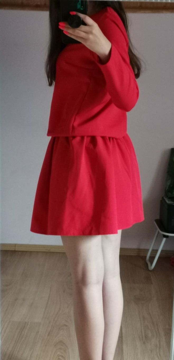 Sukienka czerwona z falbaną elegancka