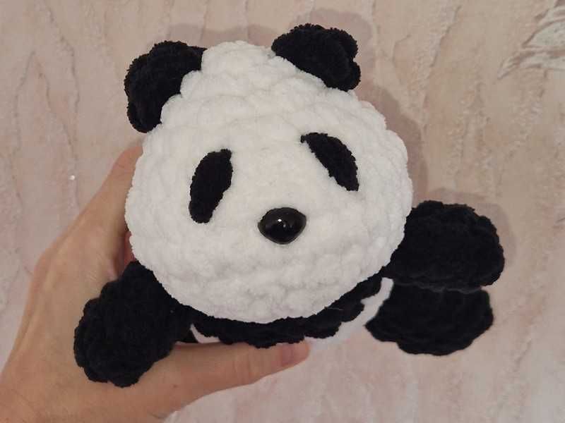 Мягкая вязаная игрушка панда