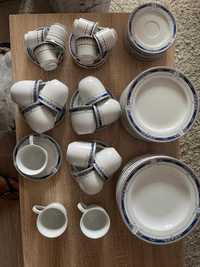 Conjunto de pratos e chávenas de porcelana