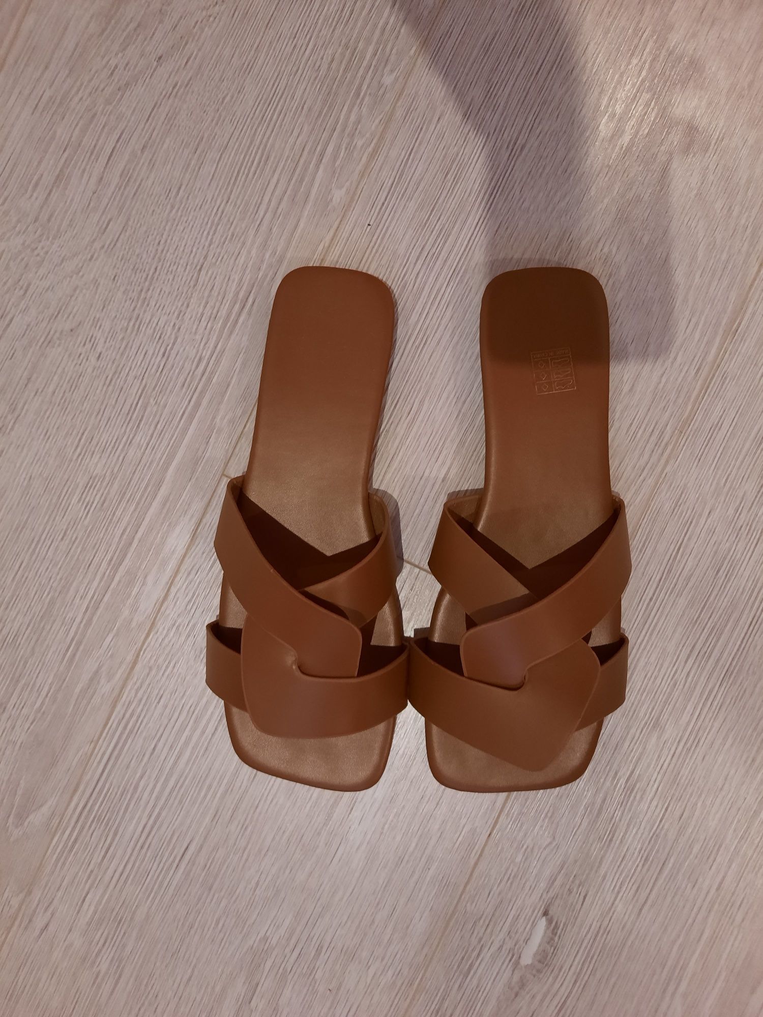 Klapki brązowe imitacja skóry