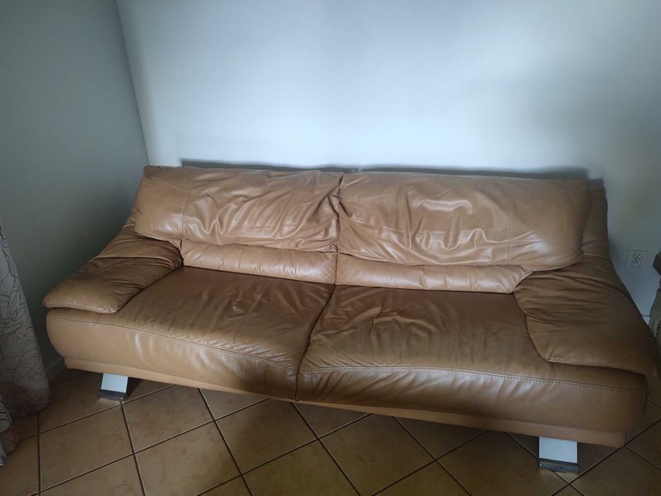 Sprzedam Kanapę ze skóry naturalnej Kolor beżowy Stan dobry.