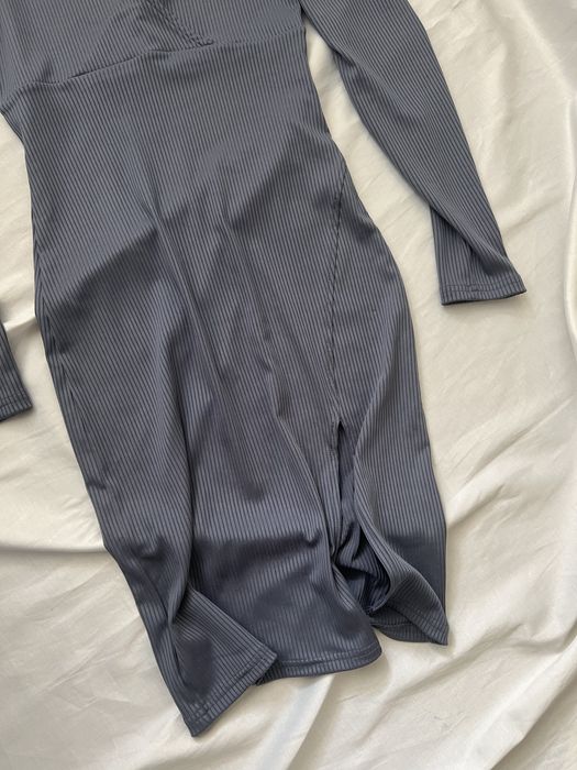 Сукня с декольте синьо сірого кольору