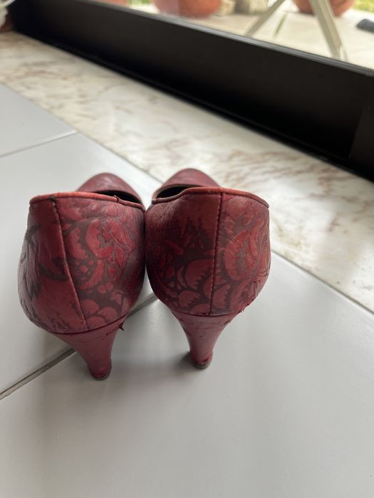 Sapatos de salto alto vermelhos