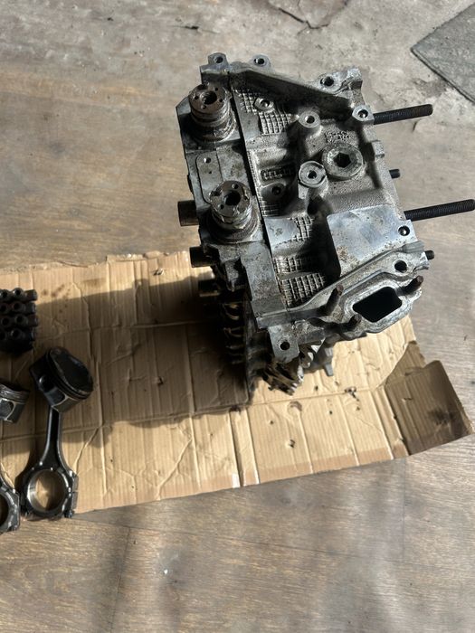 головка двигуна ліва,поршня,бугеля,toyota sequoia/LEXUS 5.7 3UR-fe