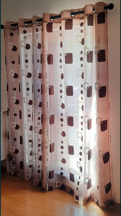 Cortinados translúcidos impecáveis