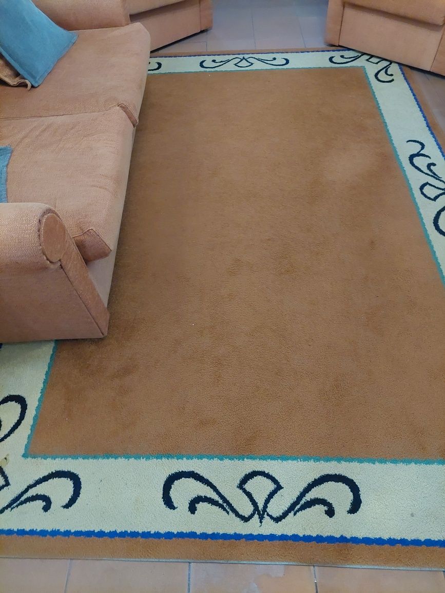 Conjunto de 2 tapetes iguias cor tijolo com motivos a volta
