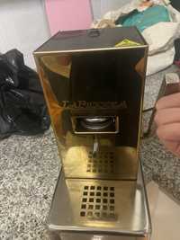 Maquina de cafe dourada