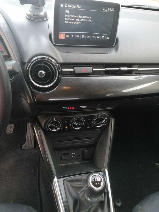 Vendo Mazda 2 ,com 27 720klms , gasolina, 2015