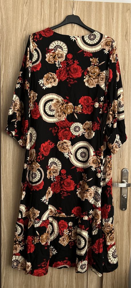 Czarna wzorzysta sukienka plus size