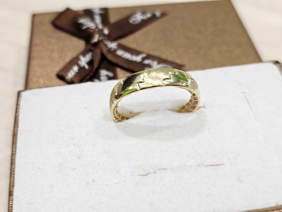 Złoty obrączkowy pierścionek z wzorami PR 585 R21