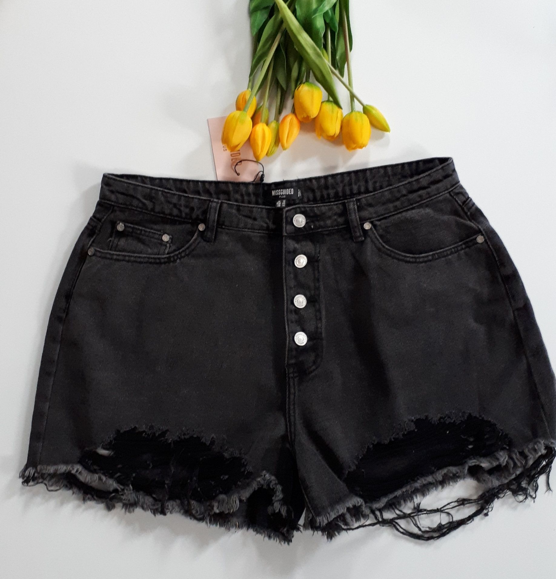 Spodenki szorty damskie jeansowe czarne z dziurami 46