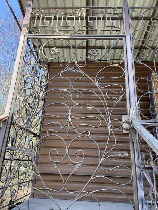 Металеві сходи з кованими перилами