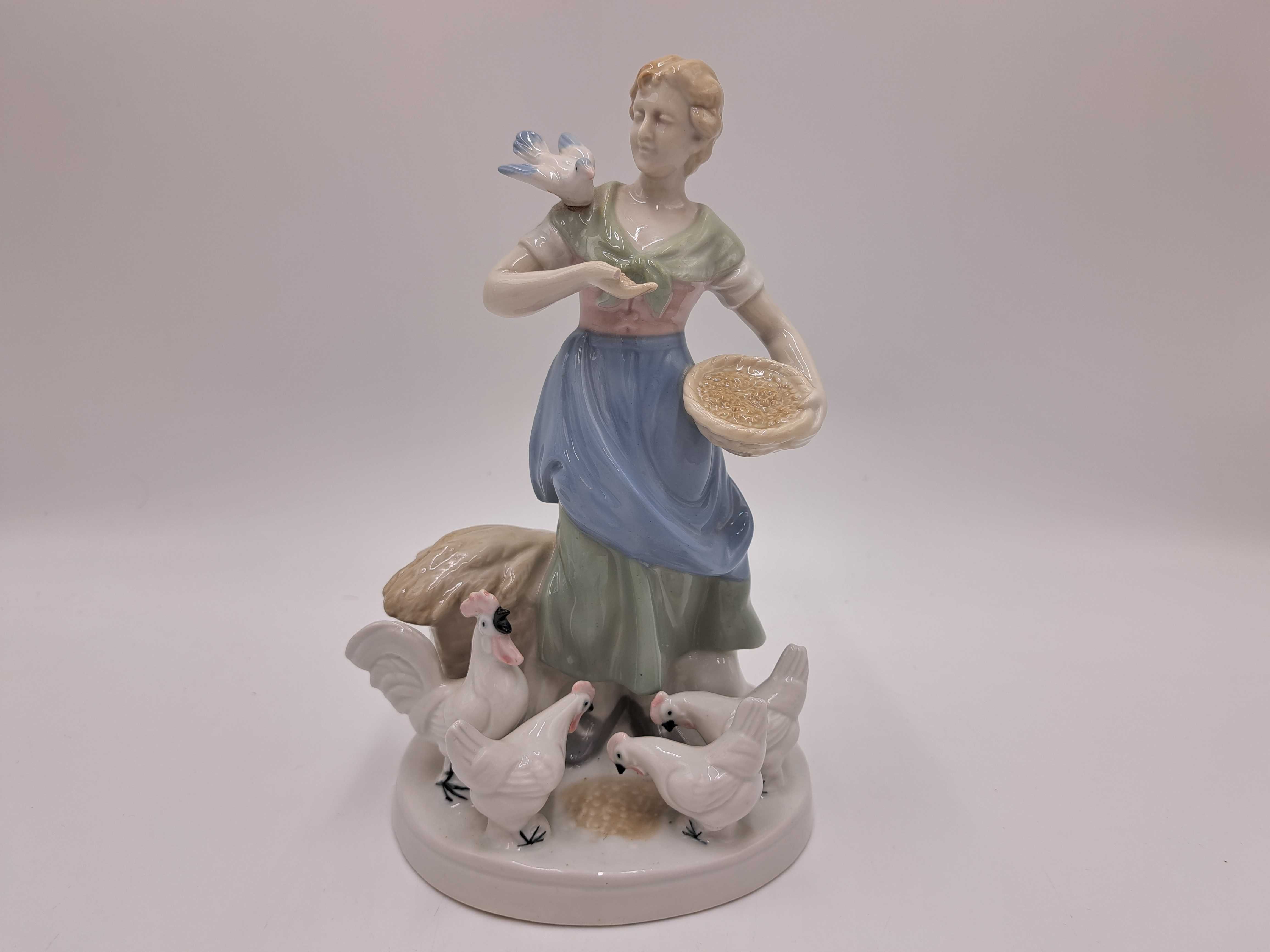 Figurka porcelanowa kobieta z kurami Carl Scheidig