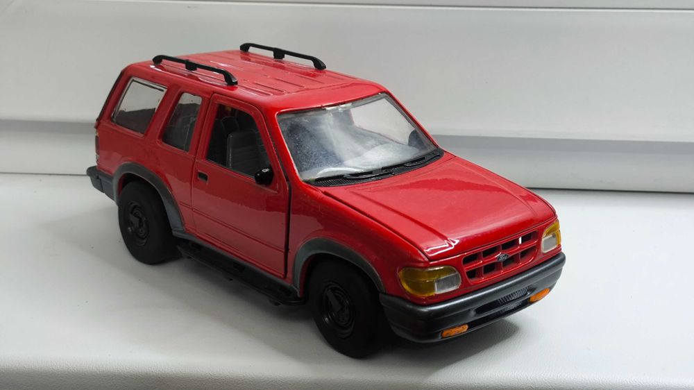 Модель, машинка Ford Explorer sport 1997 1.24 Motormax