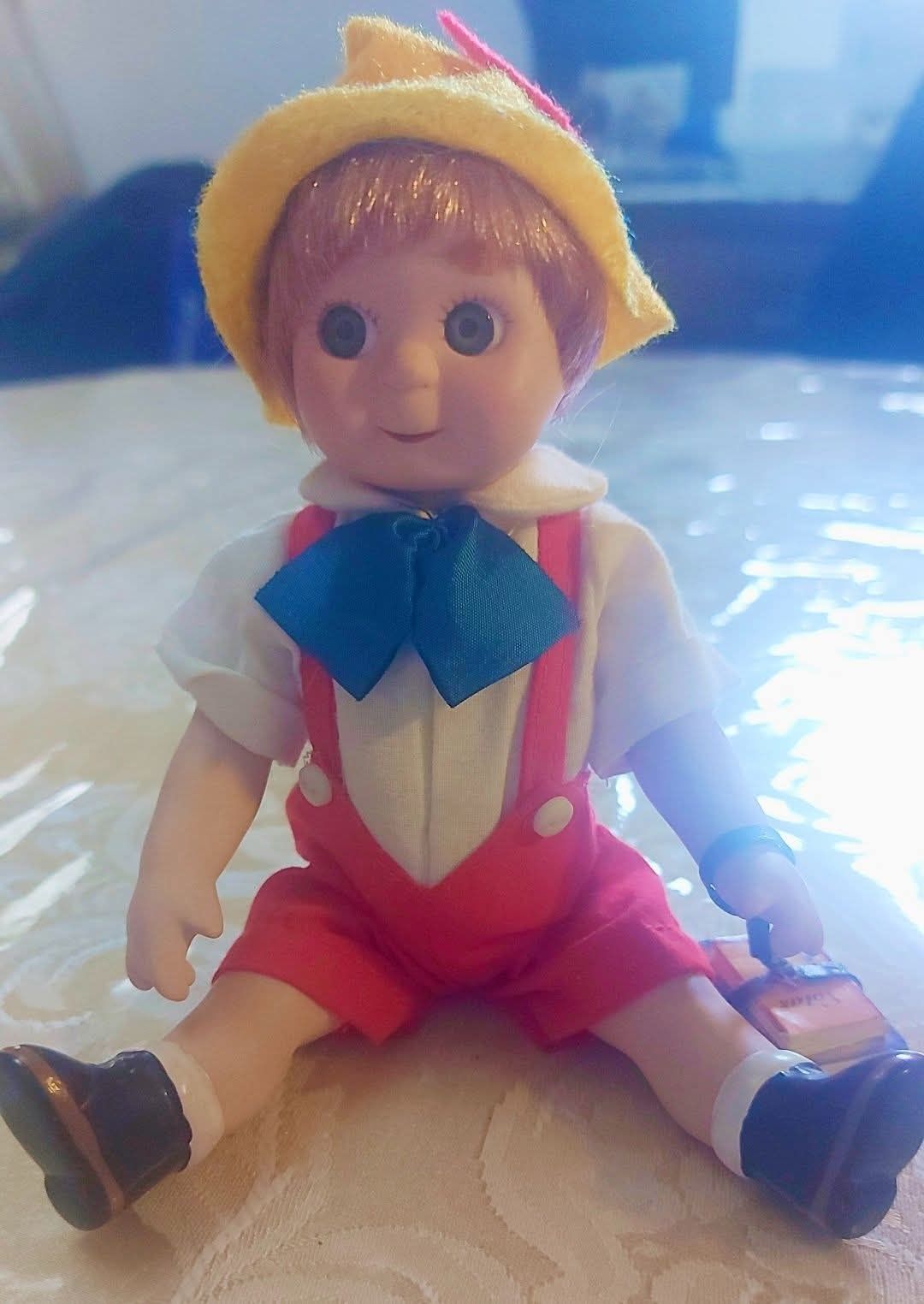 Bonequinho em porcelana