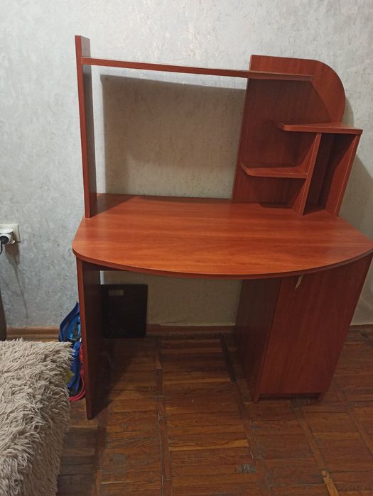 Стіл письмовий ширина 1м висота 1.3 м в хорошому стані торг