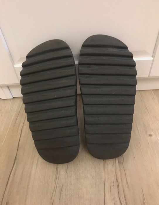 Yezzy slide addidas