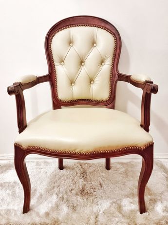Poltrona / Cadeira / Bergère estilo Luis XV com estofo em pele