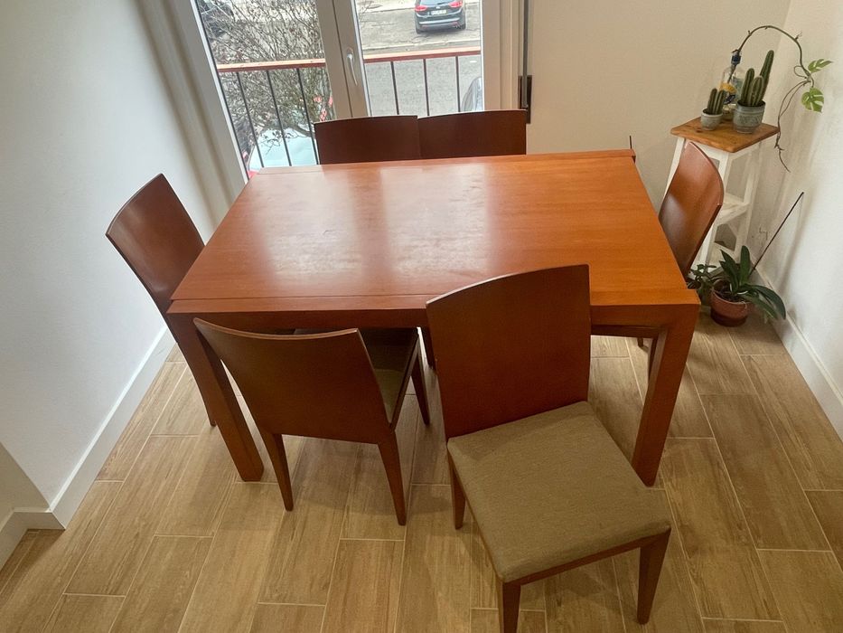 Mesa de jantar e cadeiras