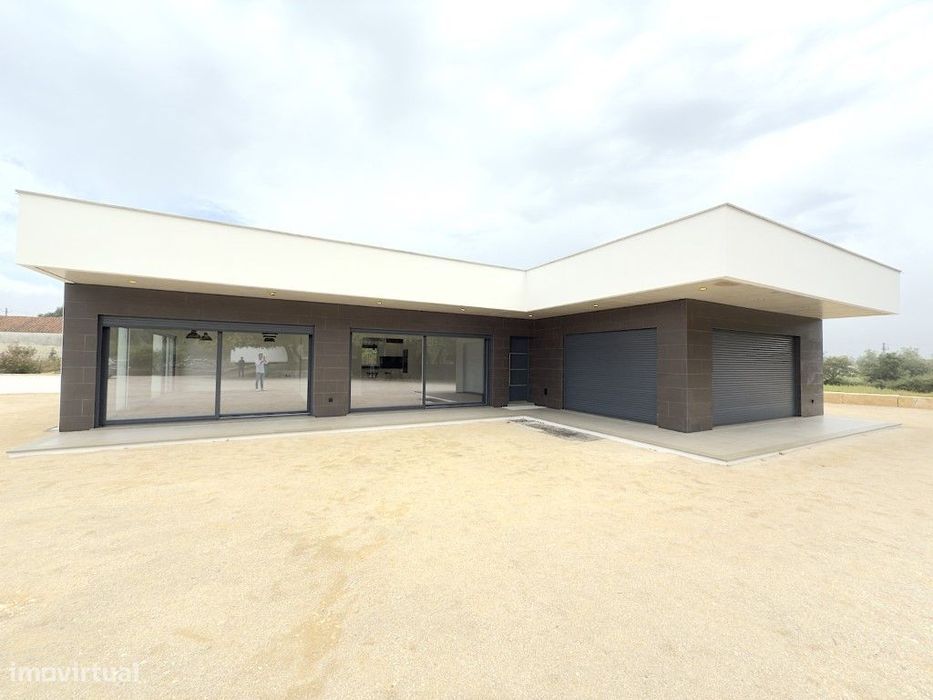 Moradia V3 de piso térreo, vista para o campo, perto da Benedita