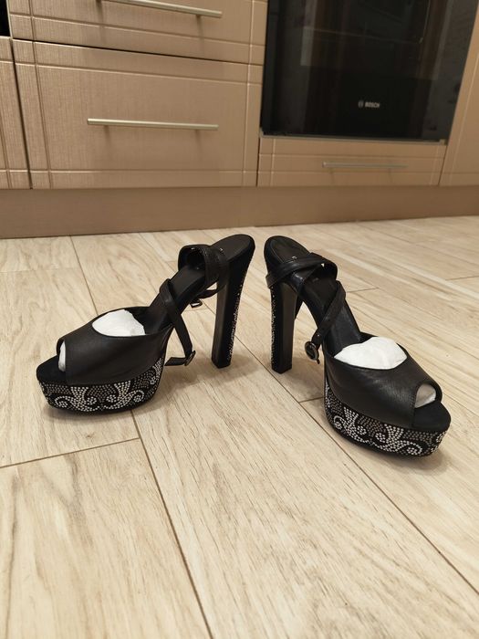 Босоножки кожаные на высоком каблуке. Размер 38 (НОВЫЕ)