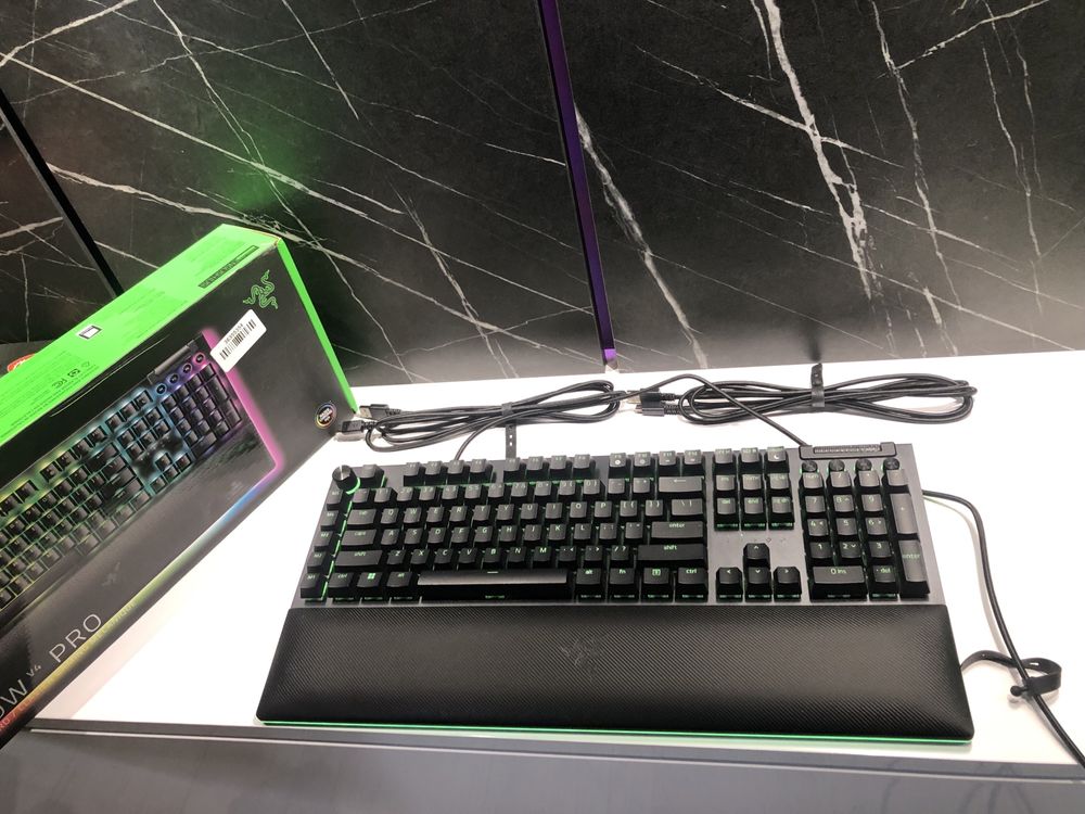 Клавіатура razer blackwidow v4 pro