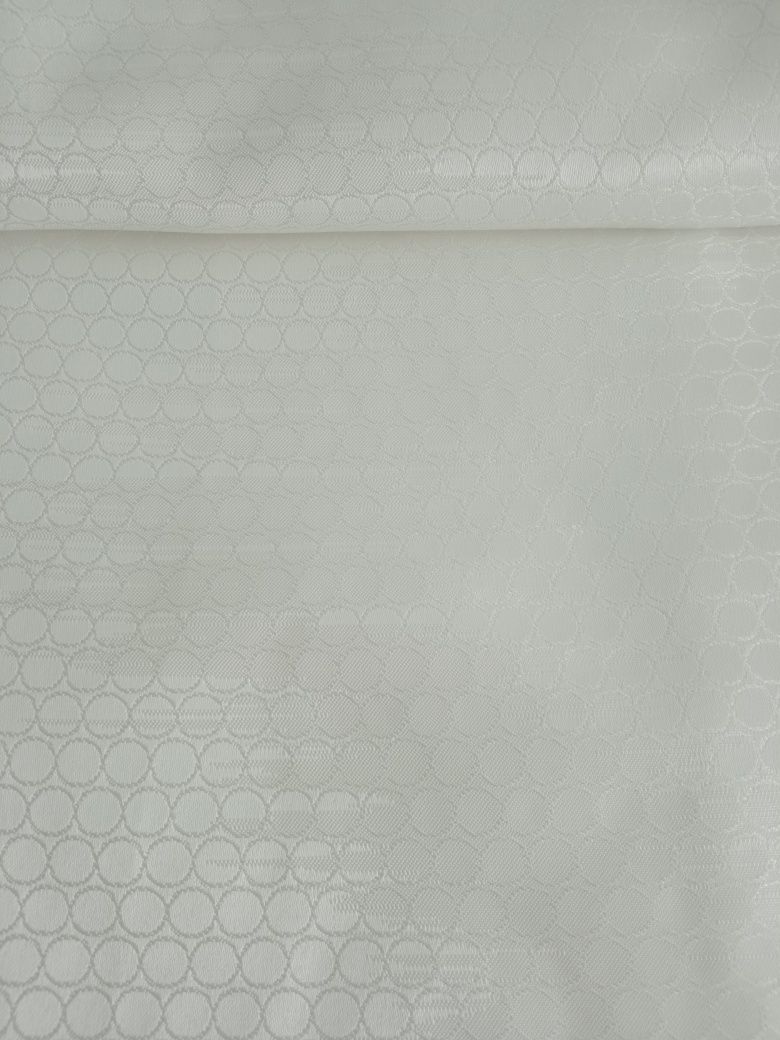 Cortinados em branco (padrão elegante e discreto)
