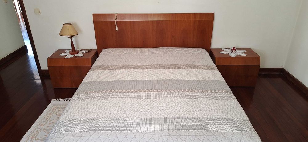 Quarto casal com cama, 2 mesas de cabeceira, estrado, colchão e Cómoda