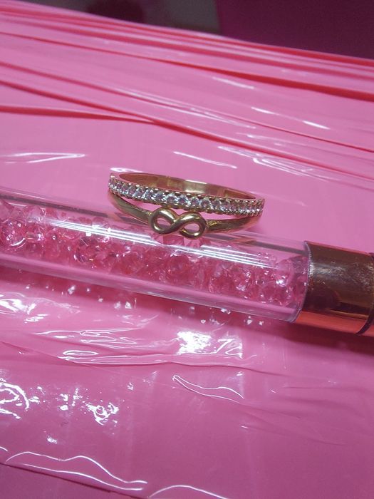 Piękny złoty pierścionek z cyrkoniami