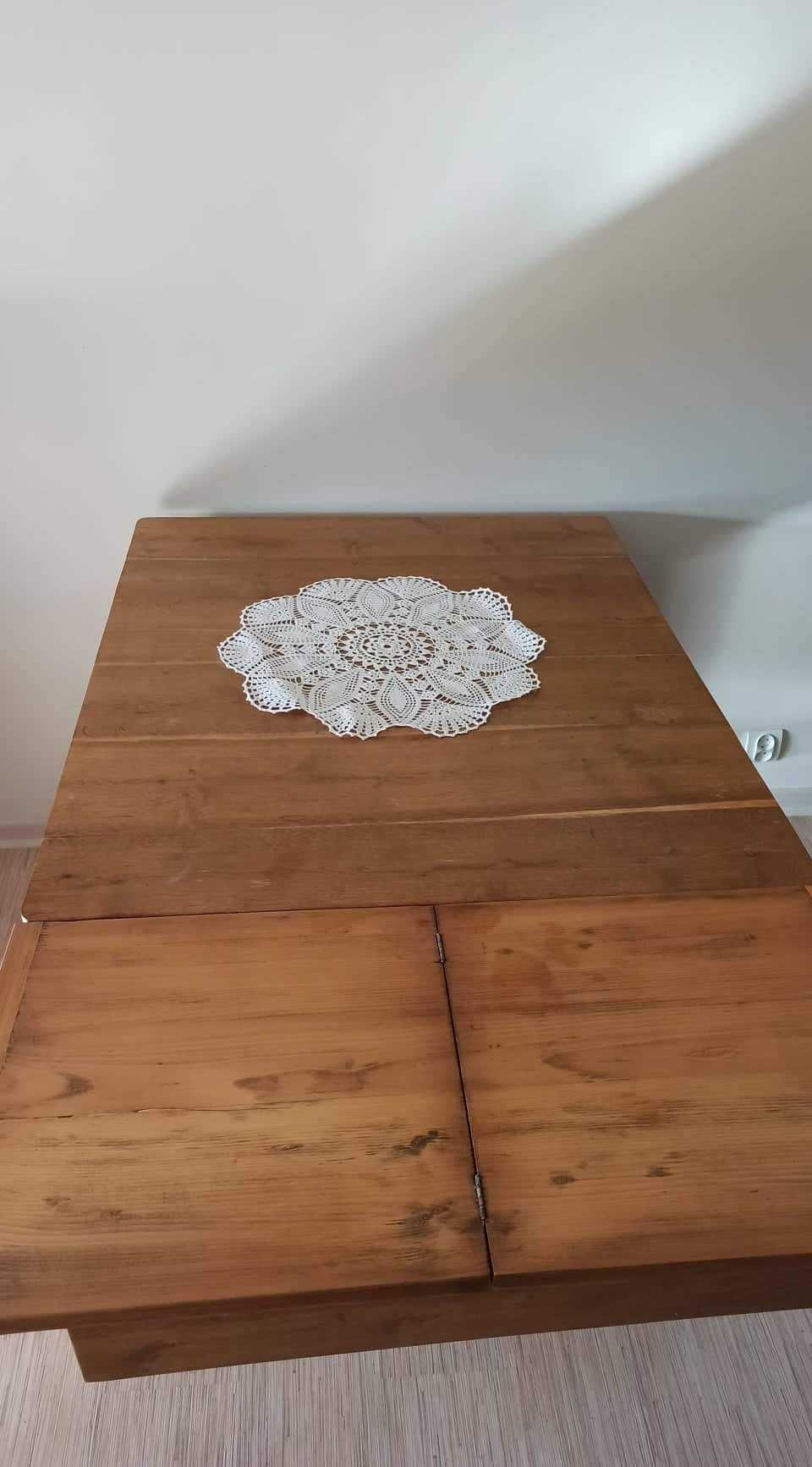 Stary stół dębowy po renowacji