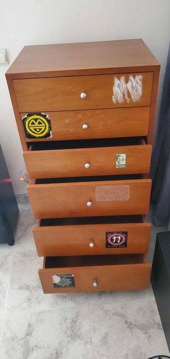 Vendo Quarto completo, em madeira maciça Pinho Mel, como novo.