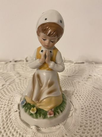 Figurka modlącej się dziewczyny