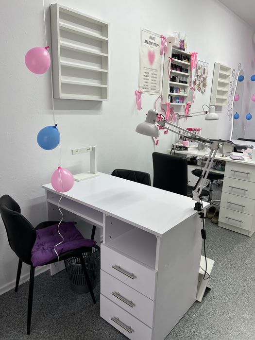 Здається місце для майстра манікюру та педикюру