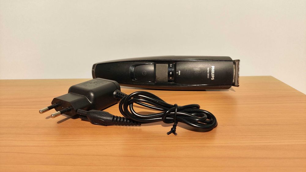 Philps Series 5000 тример і зарядка до нього